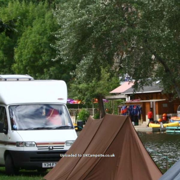 Camping Les Rochers Des Parcs