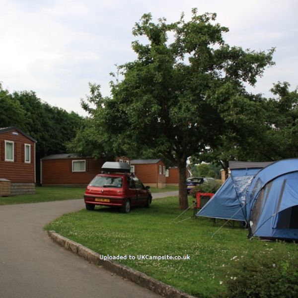 Camping Les Rochers Des Parcs
