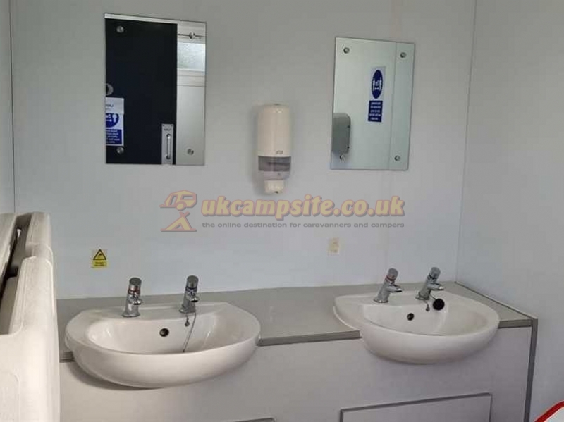 Lee Valley Caravan Park Dobbs Weir