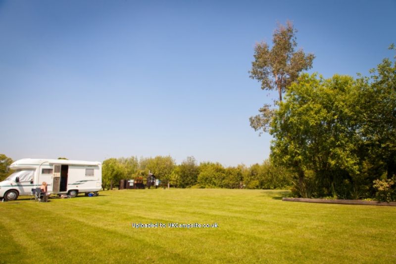 Roland House Farm And Lakes
