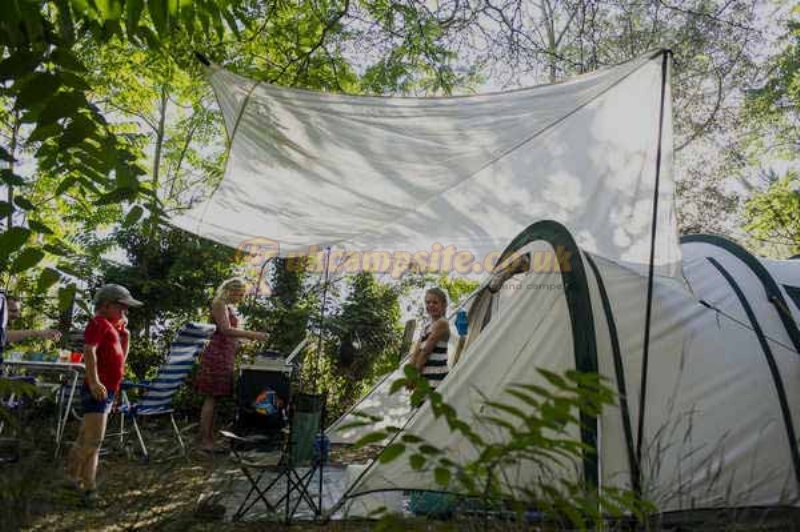 Camping La Combe A L Eau