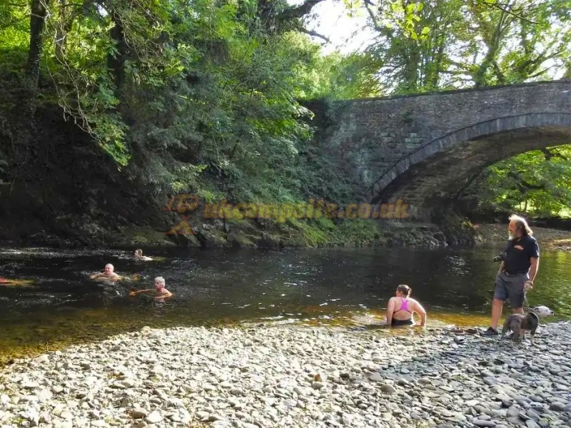 Dolau Afon Camping