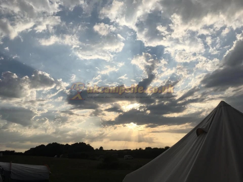 Tuckers Grave Inn And Campsite