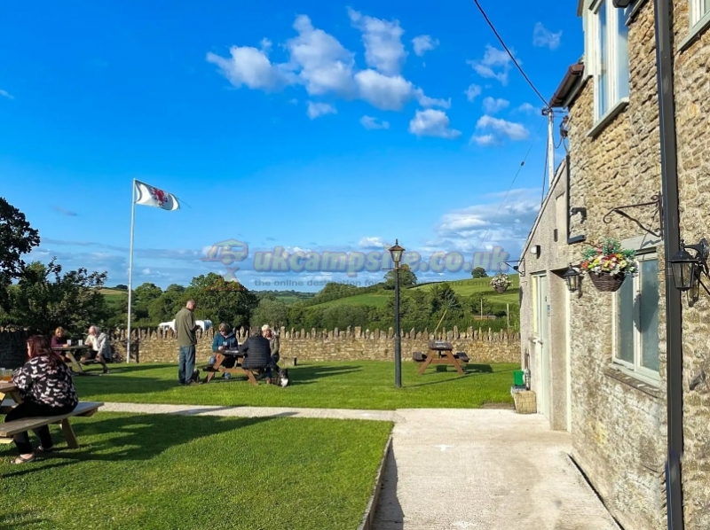 Tuckers Grave Inn And Campsite