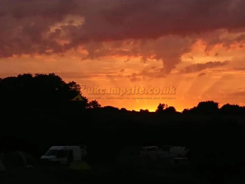 Tuckers Grave Inn And Campsite