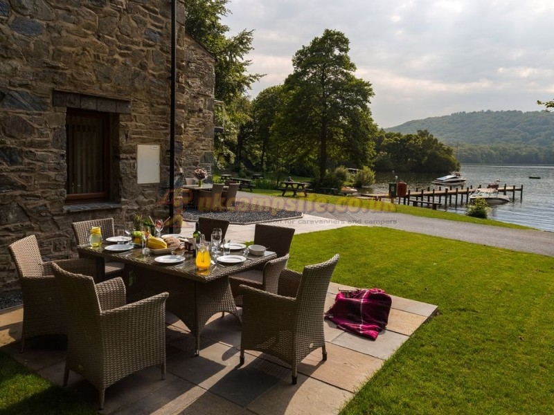Hill Of Oaks Lodge And Caravan Park