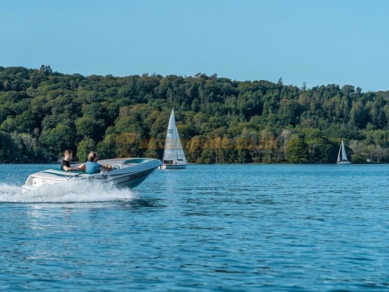 Hill Of Oaks Lodge And Caravan Park