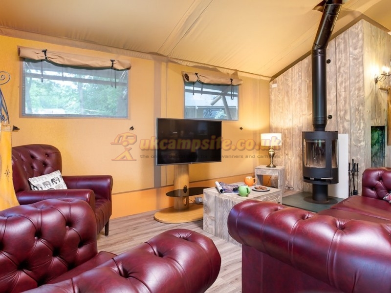 Hill Of Oaks Lodge And Caravan Park