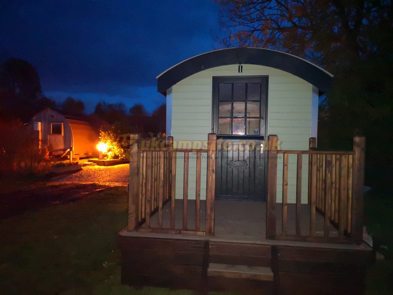 The Three Horseshoes