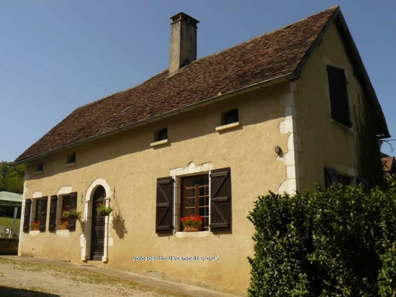 Chateau De Lacomte Country Club