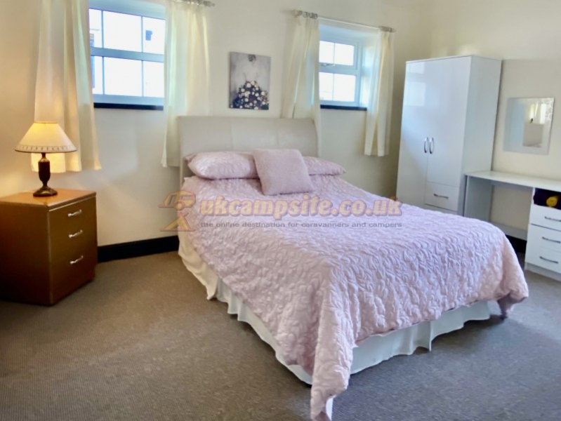 New Farm Caravan Park And Bungalow